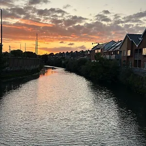 https://pia-house.dublin-hotelsweb.com